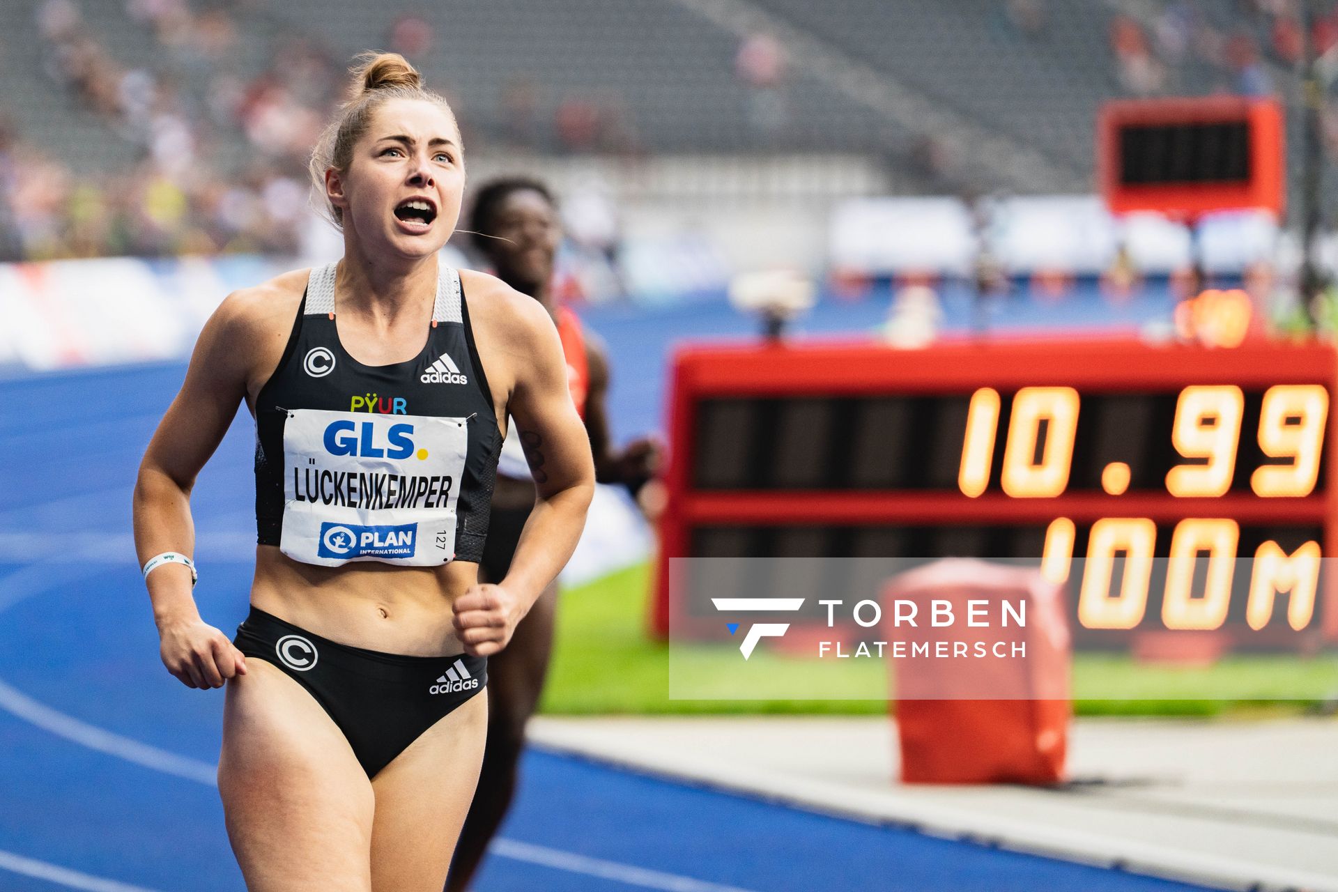 Gina Lueckenkemper (SCC Berlin) gewinnt die 100m in unter 11 Sekunden (10,99 sec) waehrend der deutschen Leichtathletik-Meisterschaften im Olympiastadion am 25.06.2022 in Berlin